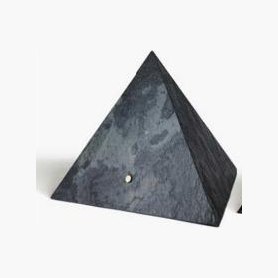 Kim tự tháp sắc Hắc Nham khi tắt