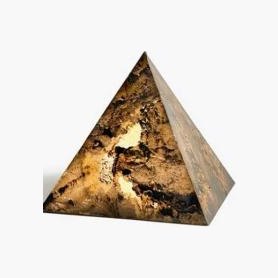 Kim tự tháp sắc Hắc Nham khi bật