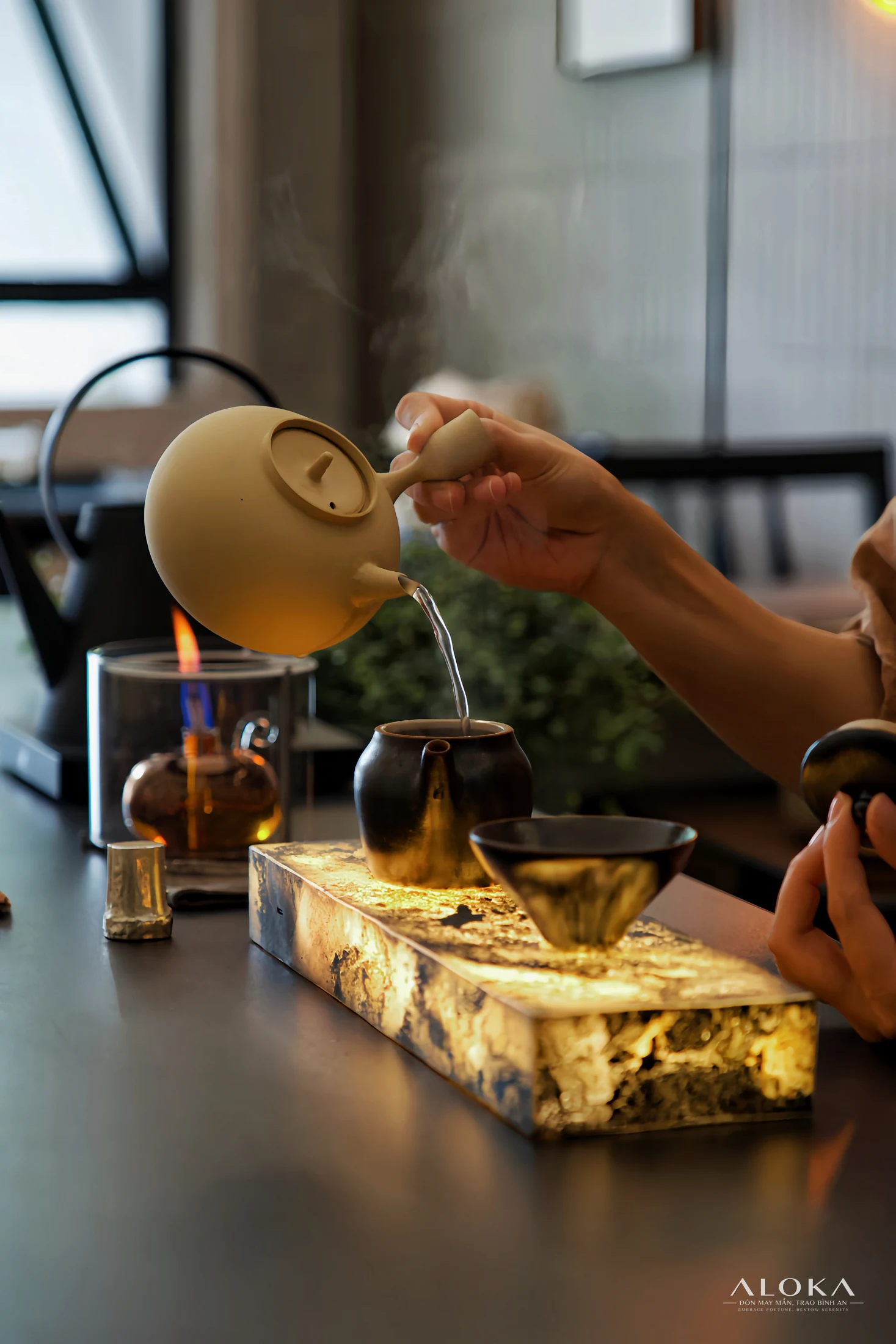 Khay đá nhỏ trong không gian, khối đá năng lượng thấu quang ALOKA